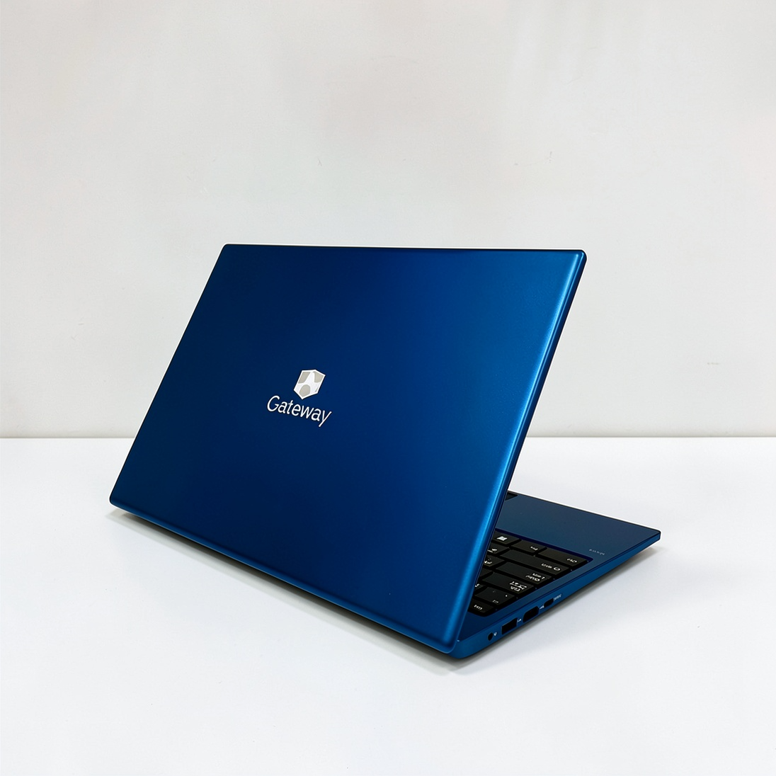 Ноутбук Gateway Ultra Slim 14 Ryzen 5 3500U/8Gb/SSD256Gb/Vega 8/14.1"/IPS/FHD/W11H/blue