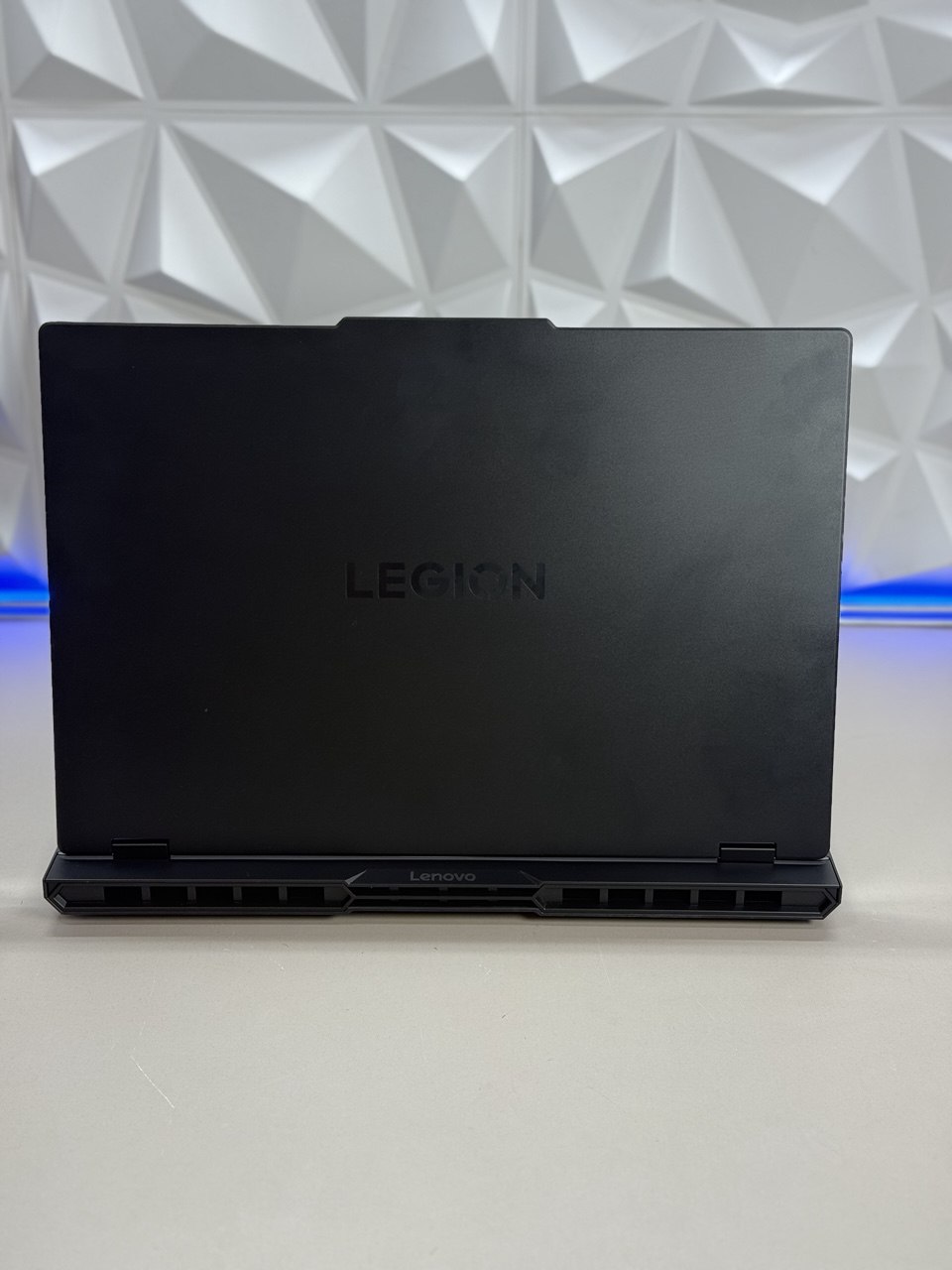 Ноутбук Lenovo Legion Pro 5 16IAX10 Ul7 255HX/32Gb/SSD1Tb/RTX 5060 8Gb/16"/OLED/WQXGA/noOS/black