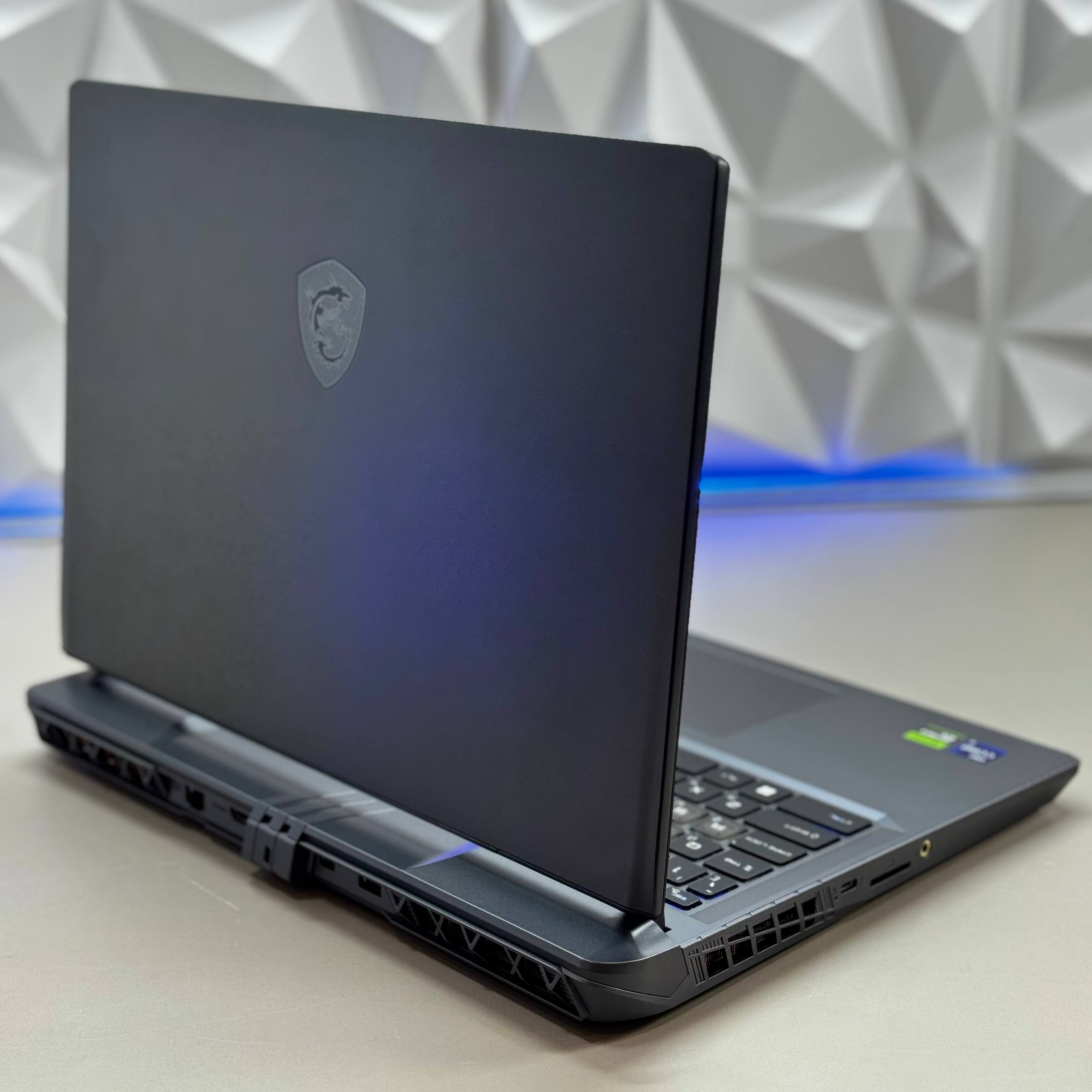 Ноутбук MSI Vector 16 HX A14VGG-283RU i9-14900HX/RTX 4070 8GB/8GB*2/1TB SSD/16 (240hz)