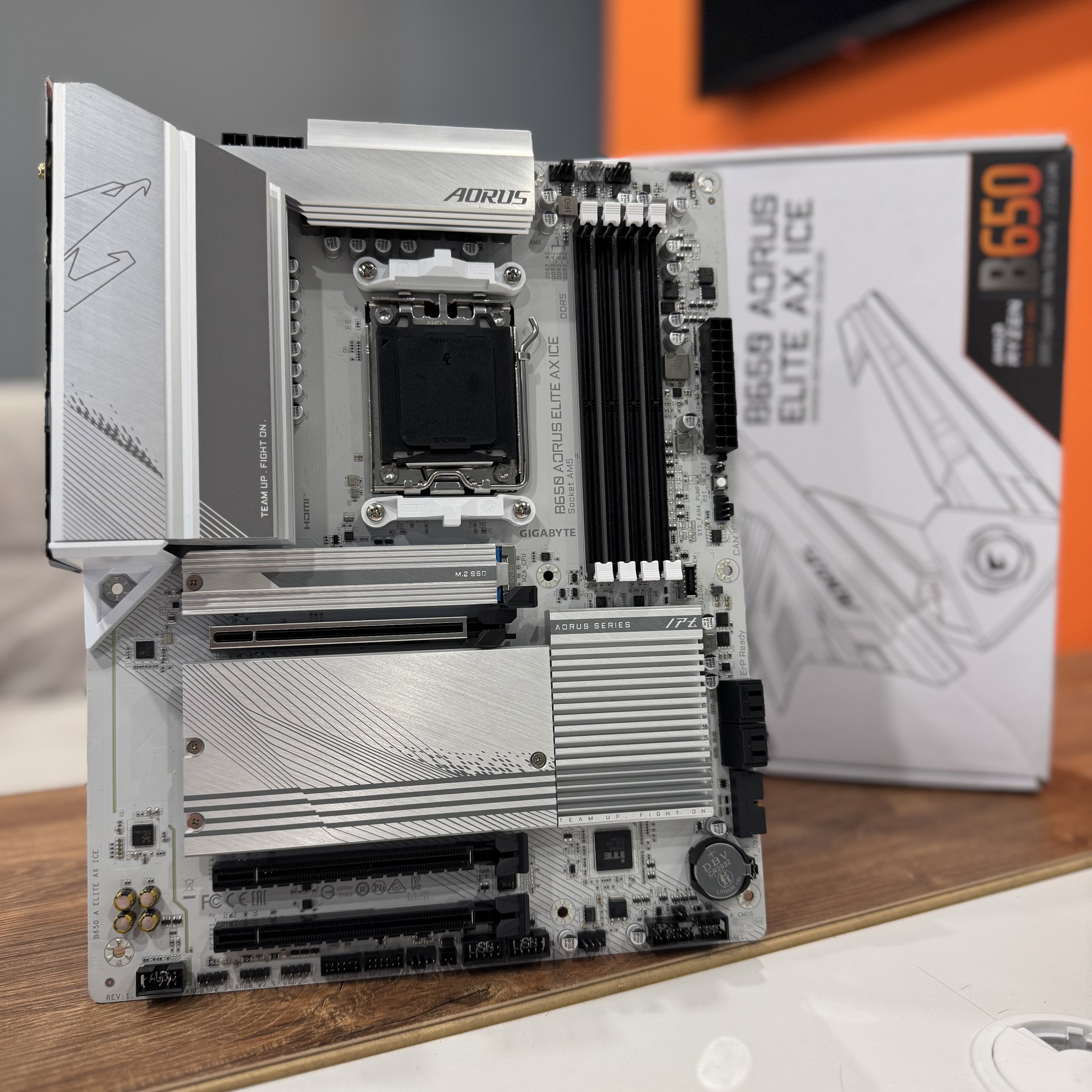 Материнская плата Gigabyte B650 A ELITE AX ICE SocketAM5 AMD B650 4xDDR5 ATX AC`97 8ch(7.1) 2.5Gg