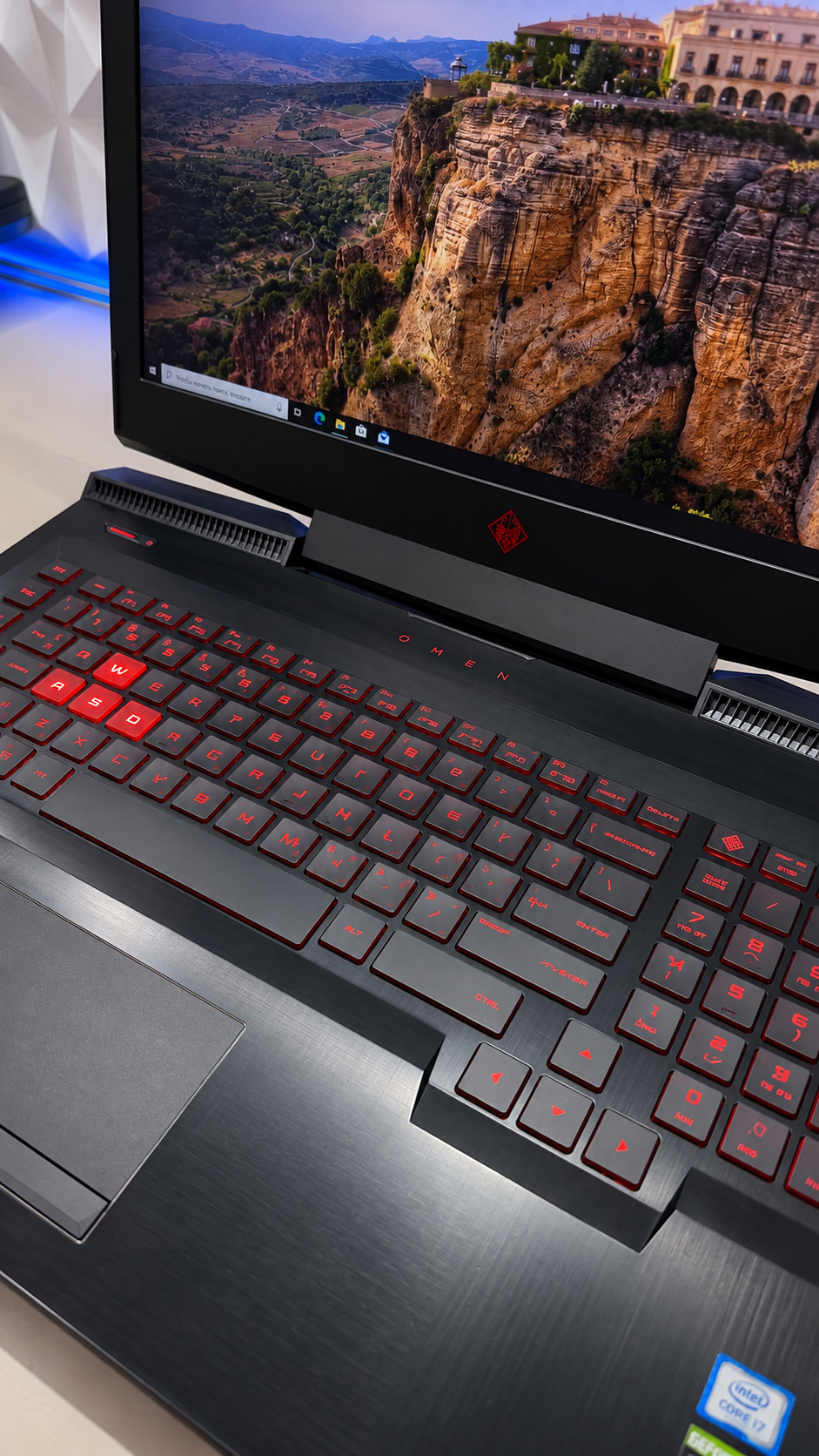 Ноутбук HP OMEN 17-an013TX i7-7700HQ/ 16Gb DDR4/ GTX 1060 6Gb/ 512Gb SSD/ 17.3"