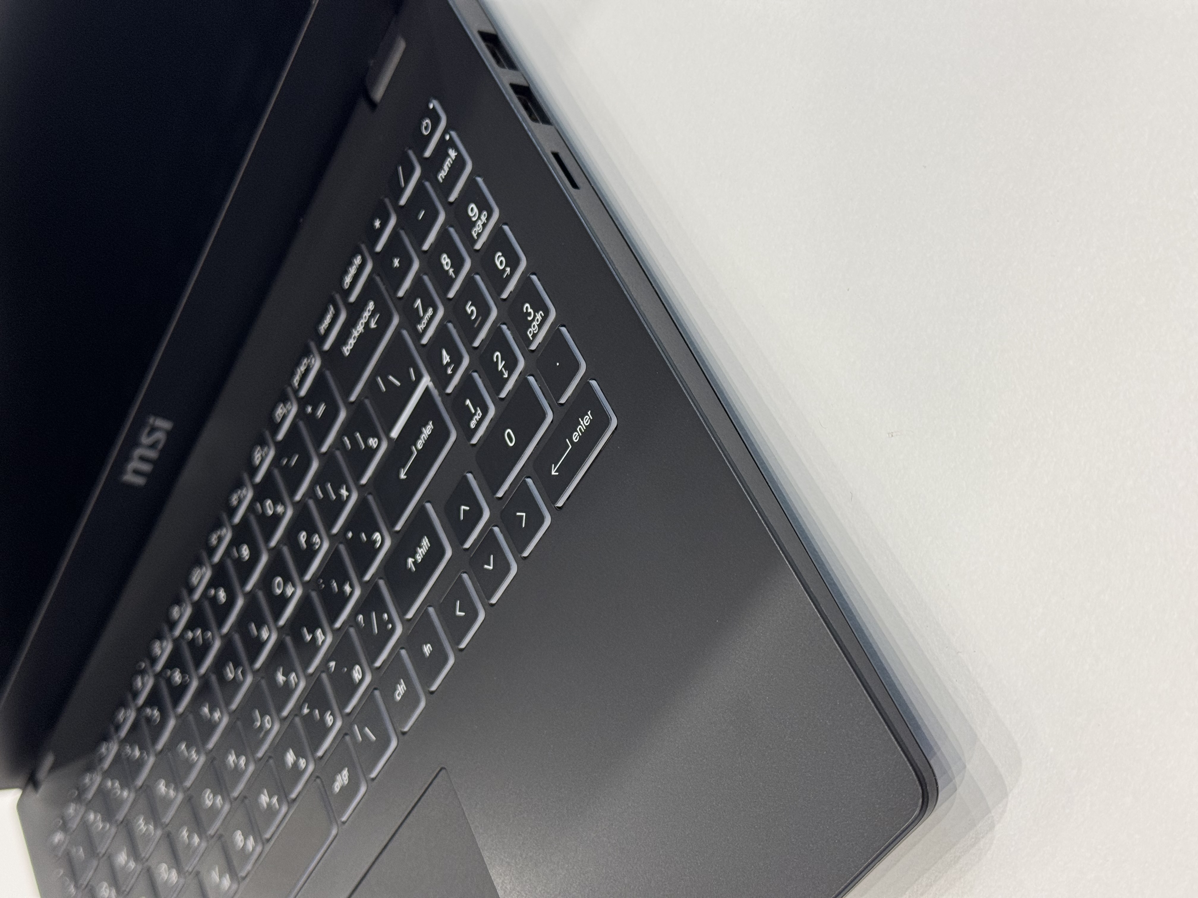 Ноутбук MSI Modern 15 B7M-255XRU