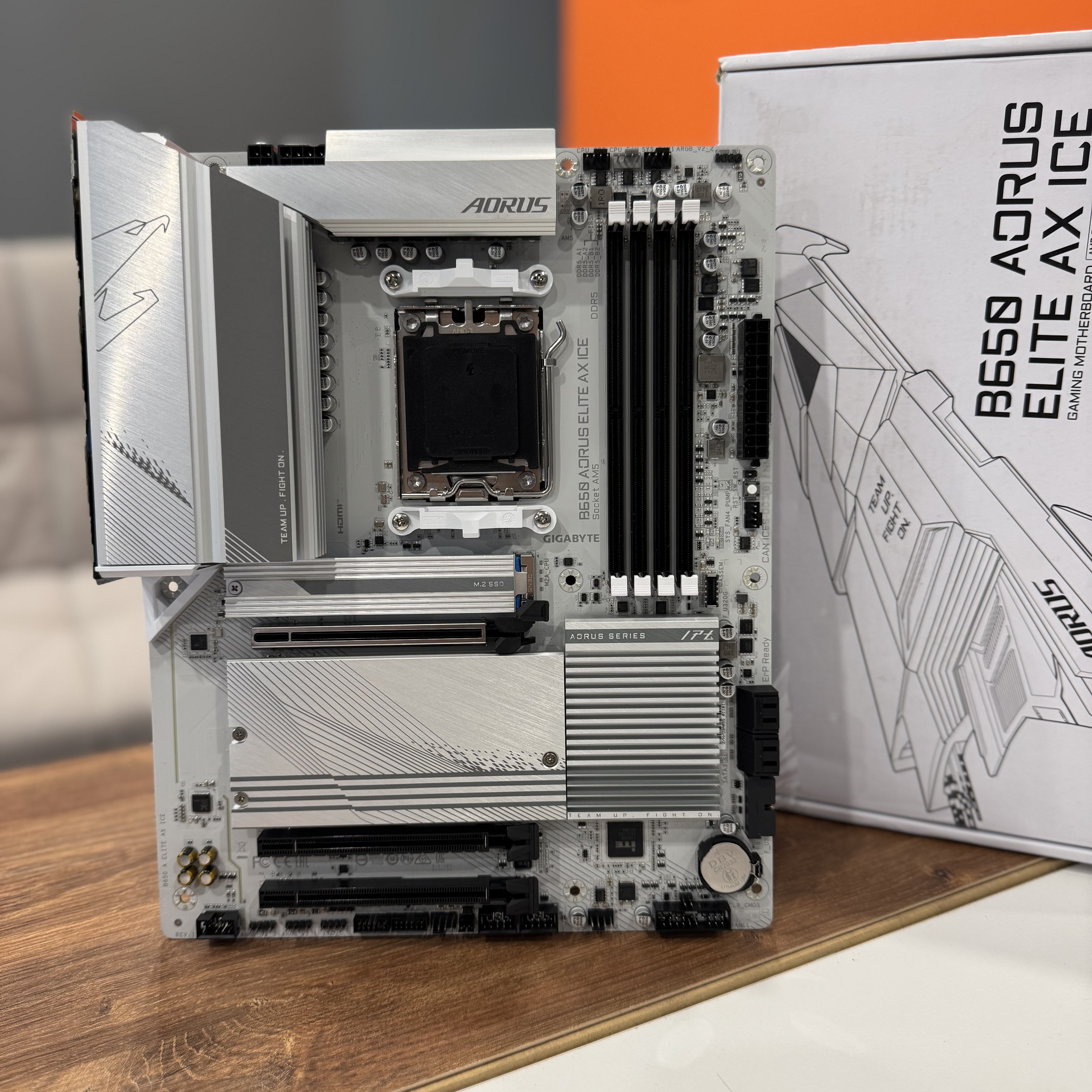 Материнская плата Gigabyte B650 A ELITE AX ICE SocketAM5 AMD B650 4xDDR5 ATX AC`97 8ch(7.1) 2.5Gg