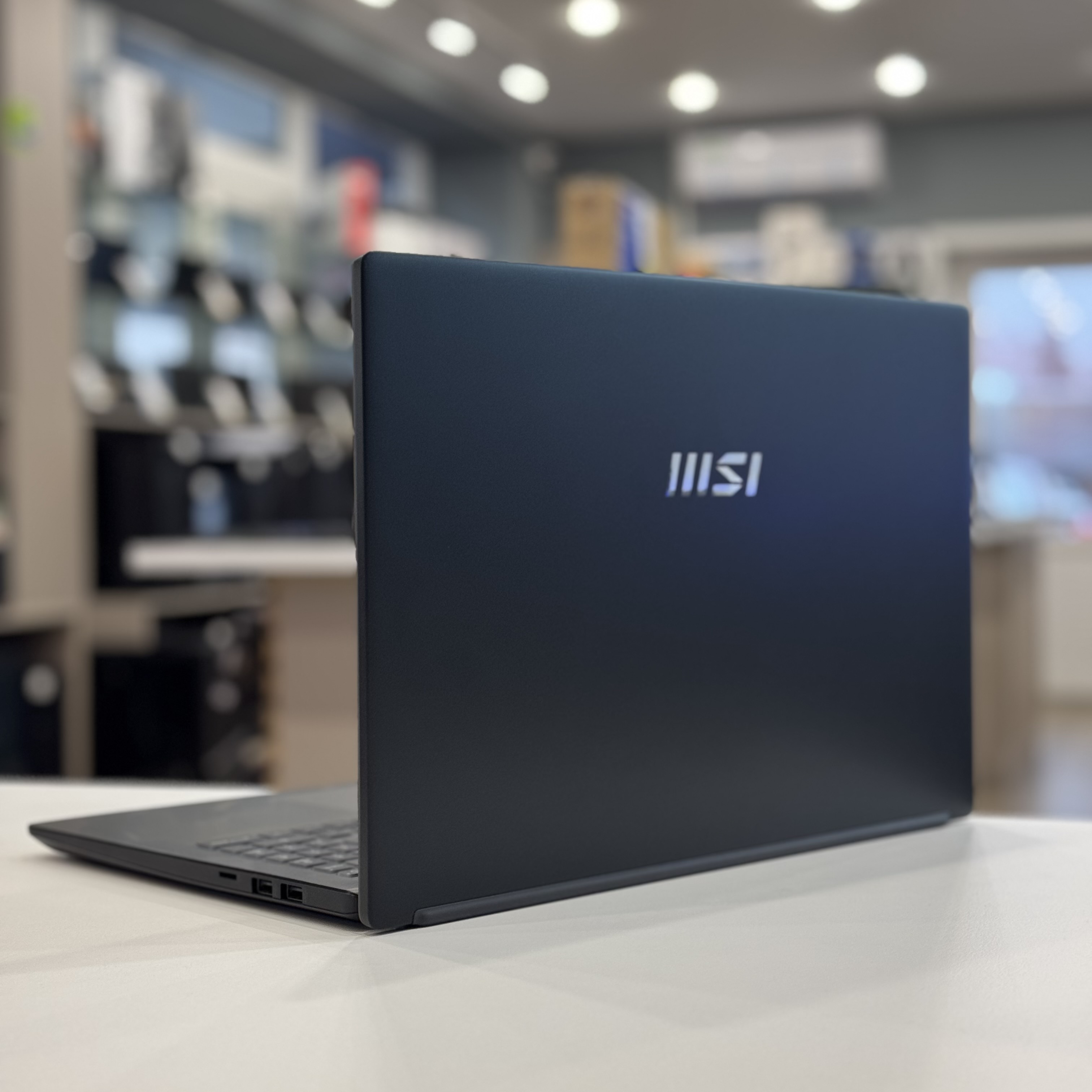 Ноутбук MSI Modern 15 B7M-255XRU