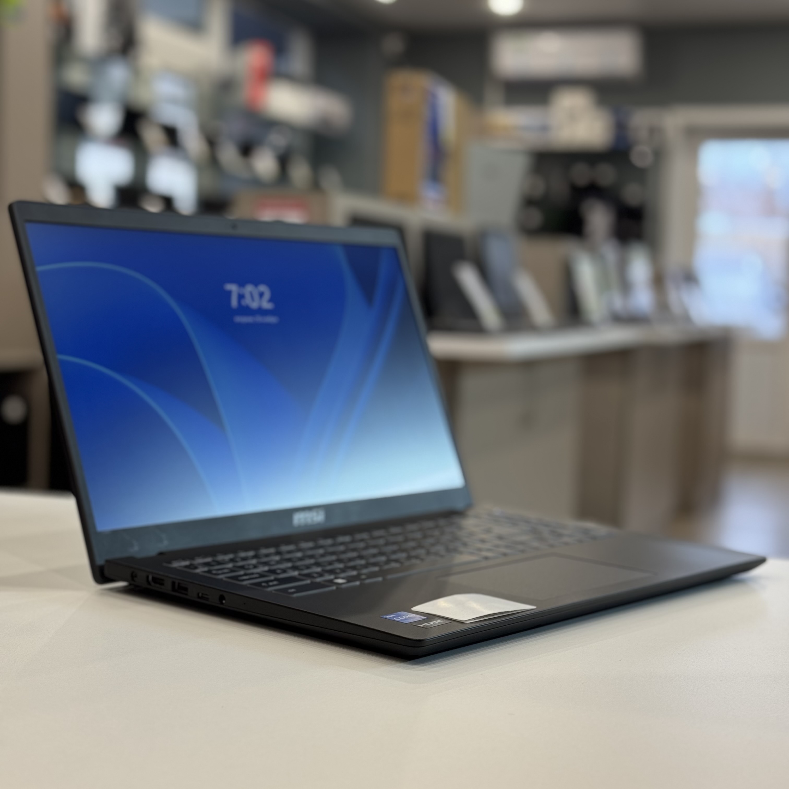 Ноутбук MSI Modern 15 B12M-211RU