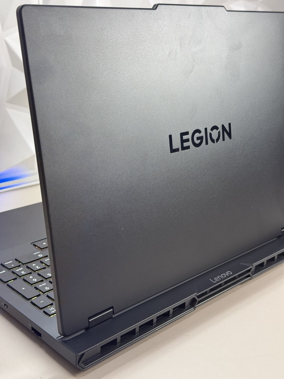 Ноутбук Lenovo Legion Pro 5 16IAX10 Ul7 255HX/32Gb/SSD1Tb/RTX 5060 8Gb/16"/OLED/WQXGA/noOS/black