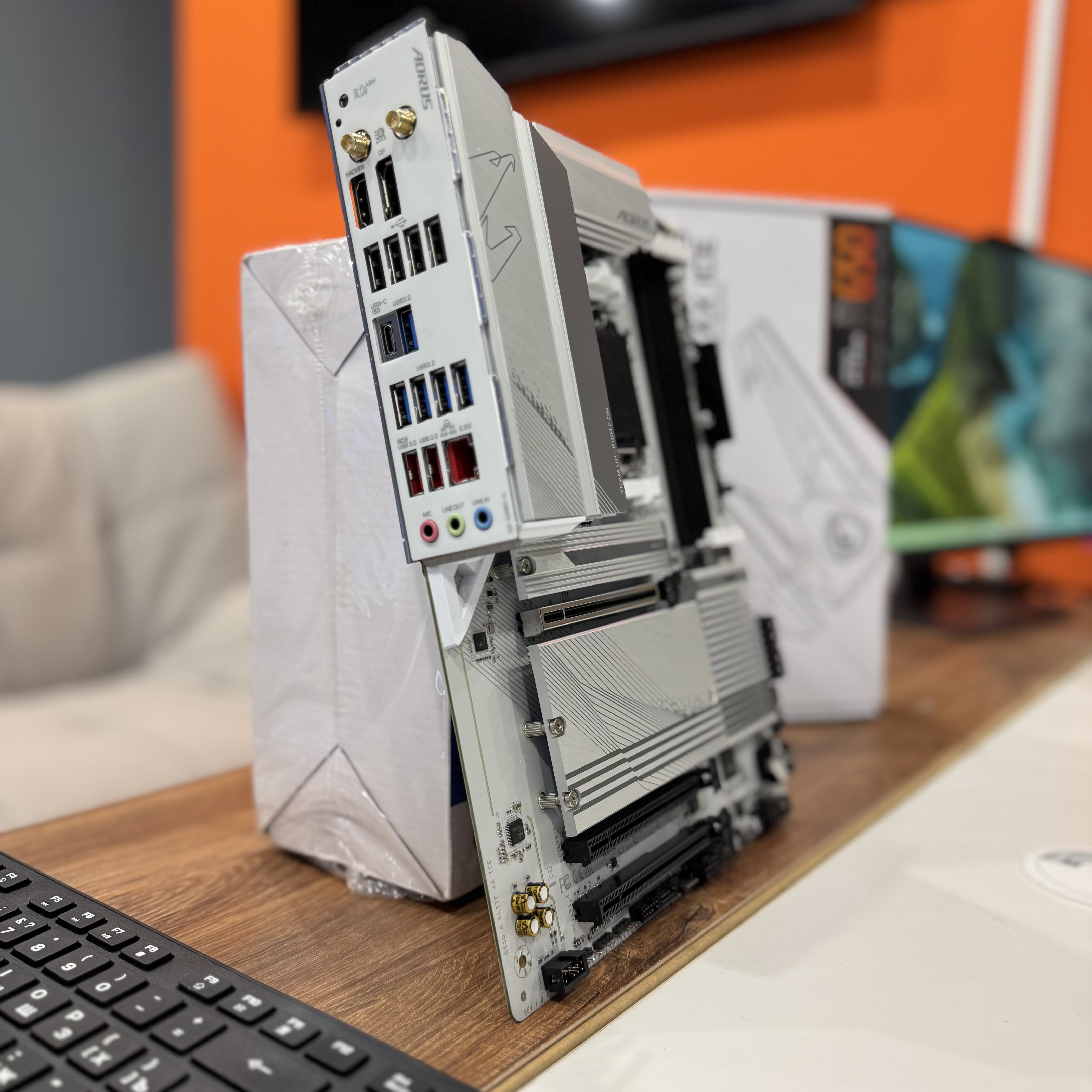 Материнская плата Gigabyte B650 A ELITE AX ICE SocketAM5 AMD B650 4xDDR5 ATX AC`97 8ch(7.1) 2.5Gg