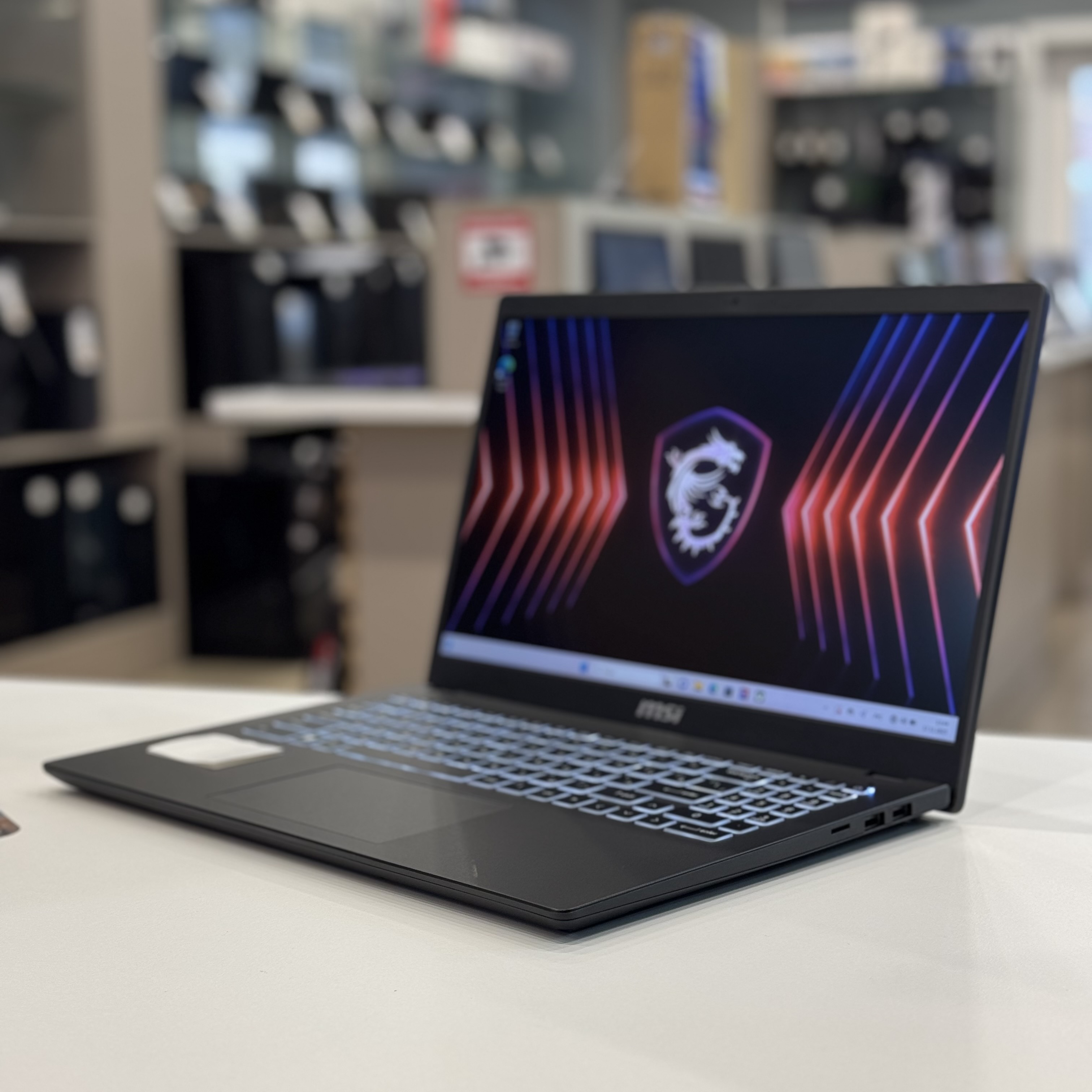 Ноутбук MSI Modern 15 B7M-255XRU