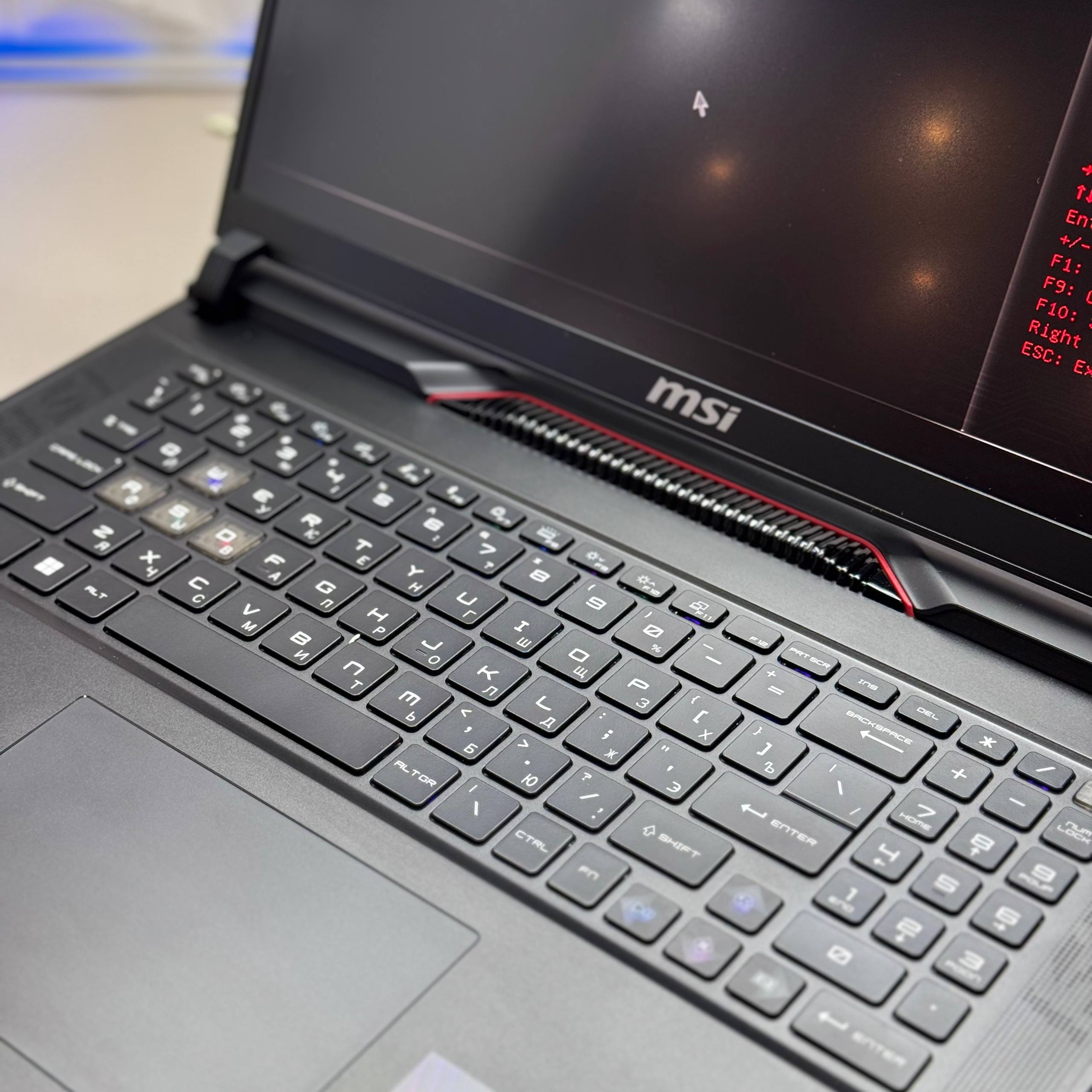 Ноутбук MSI Raider GE78 HX 14VHG-800RU i9-14900HX,2.2 GHz,16GB*2,2TB M.2 PCIe SSD,17(240Hz),IPS-Level QHD+,Anti-Glare,RTX 4080,GDDR6 12GB,Wi-Fi 7+BT5.4,4 Cell,3IN1(P),W11SA