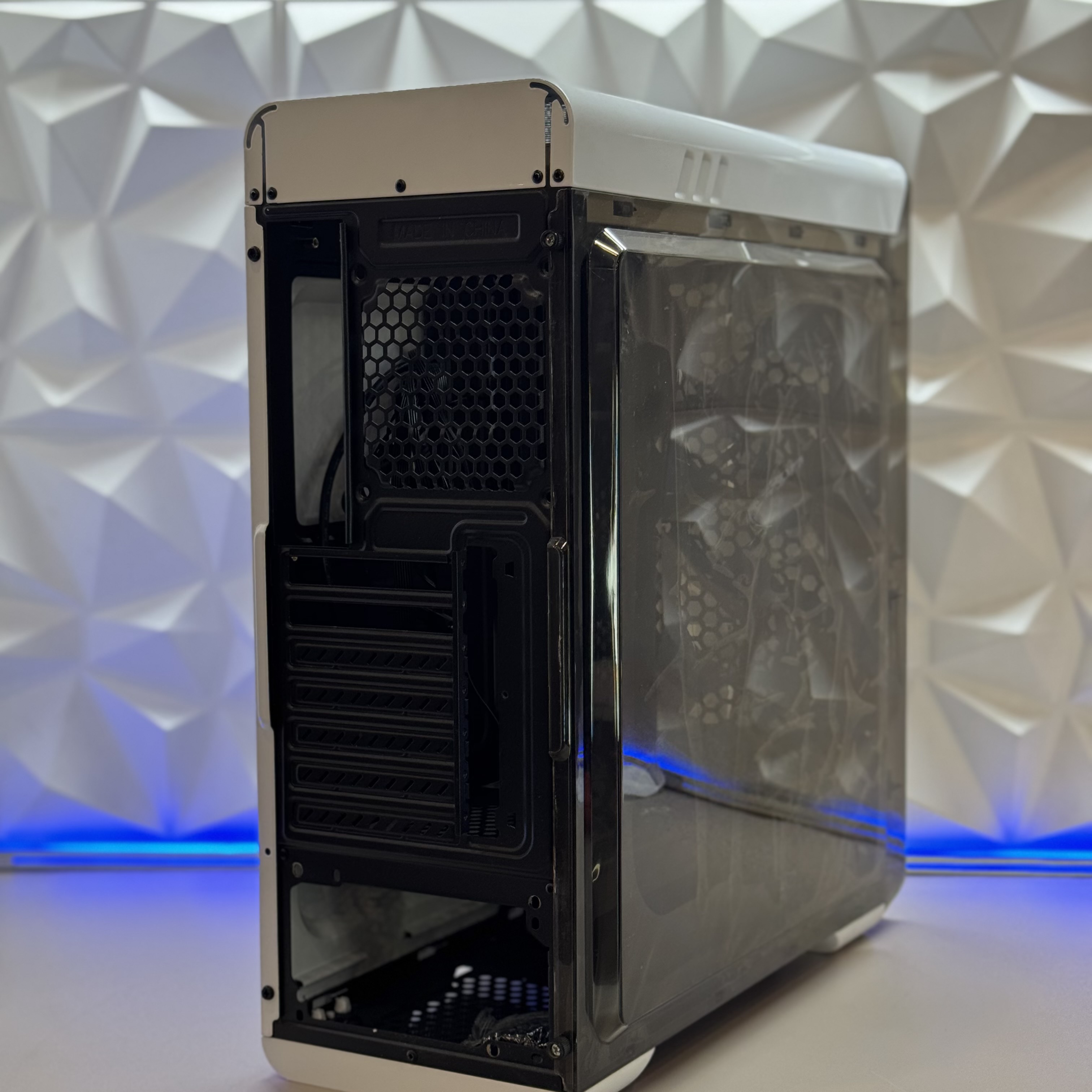 Корпус Hiper M11 FRGB-WT черный без БП ATX 2x120mm 1xUSB2.0 1xUSB3.0 audio bott PSU