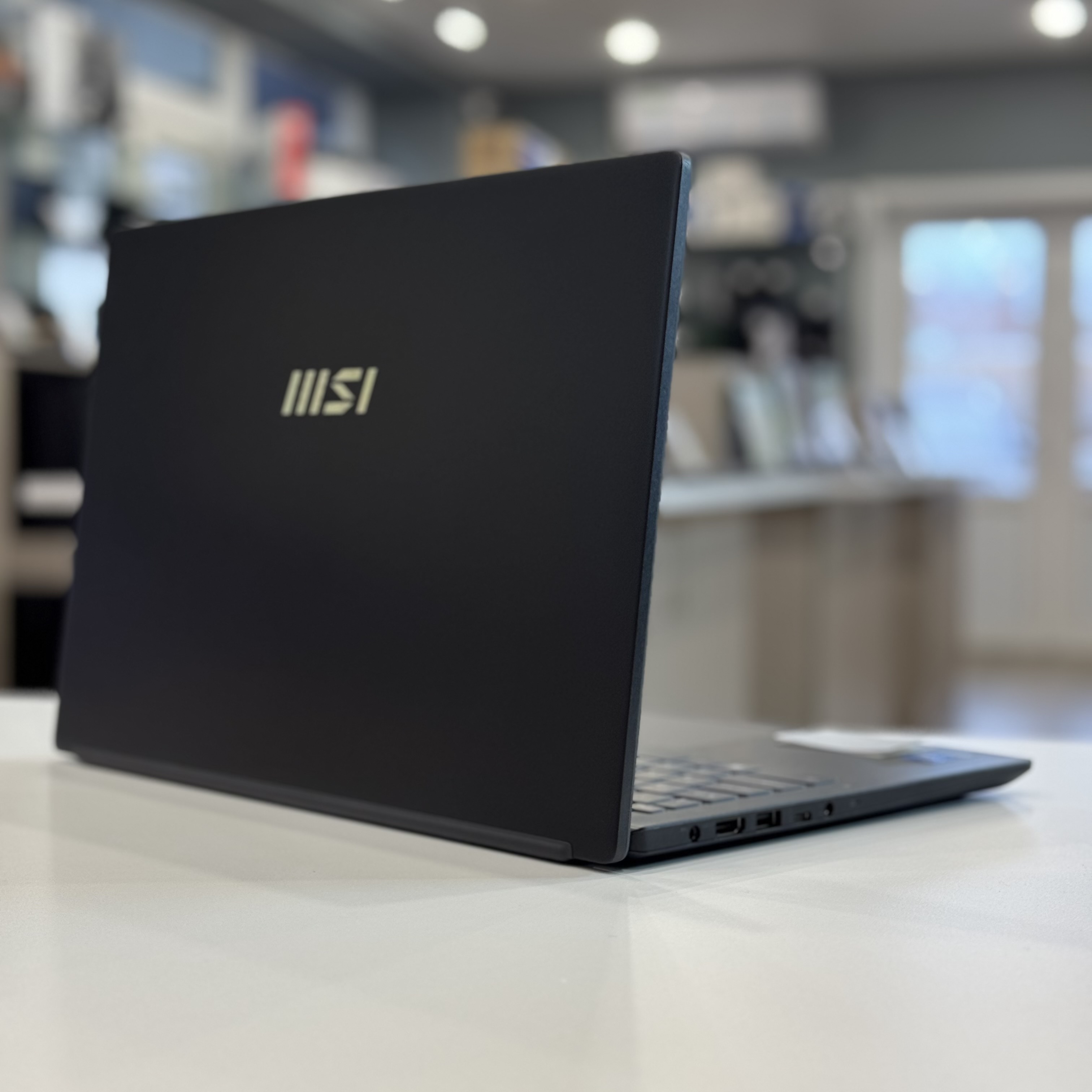 Ноутбук MSI Modern 15 B12M-211RU