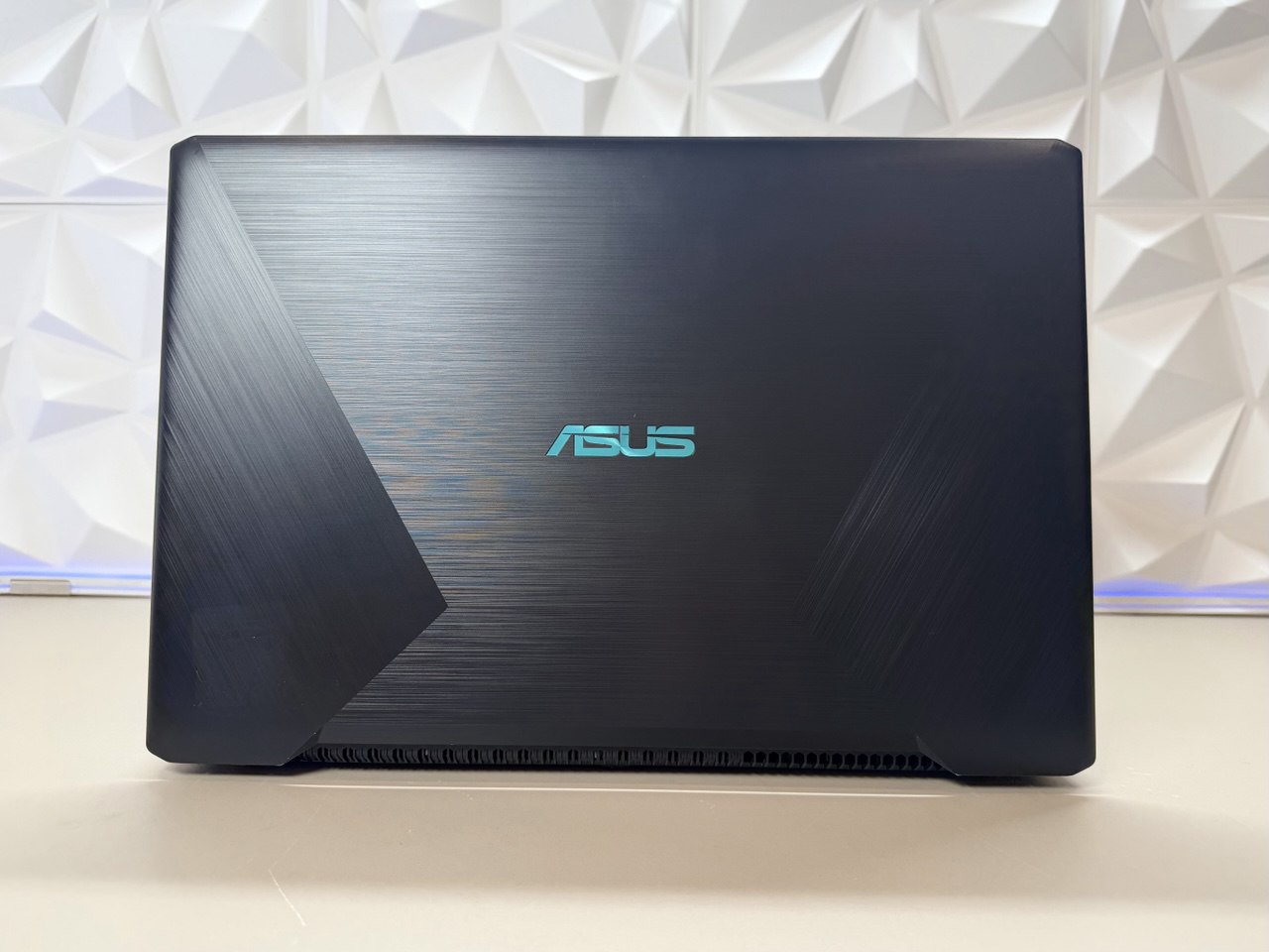 Ноутбук ASUS YX570Z AMD Ryzen 5 2500U/8Gb DDR4/GTX1050 4Gb/256Gb SSD/500Gb HDD/15.6"
