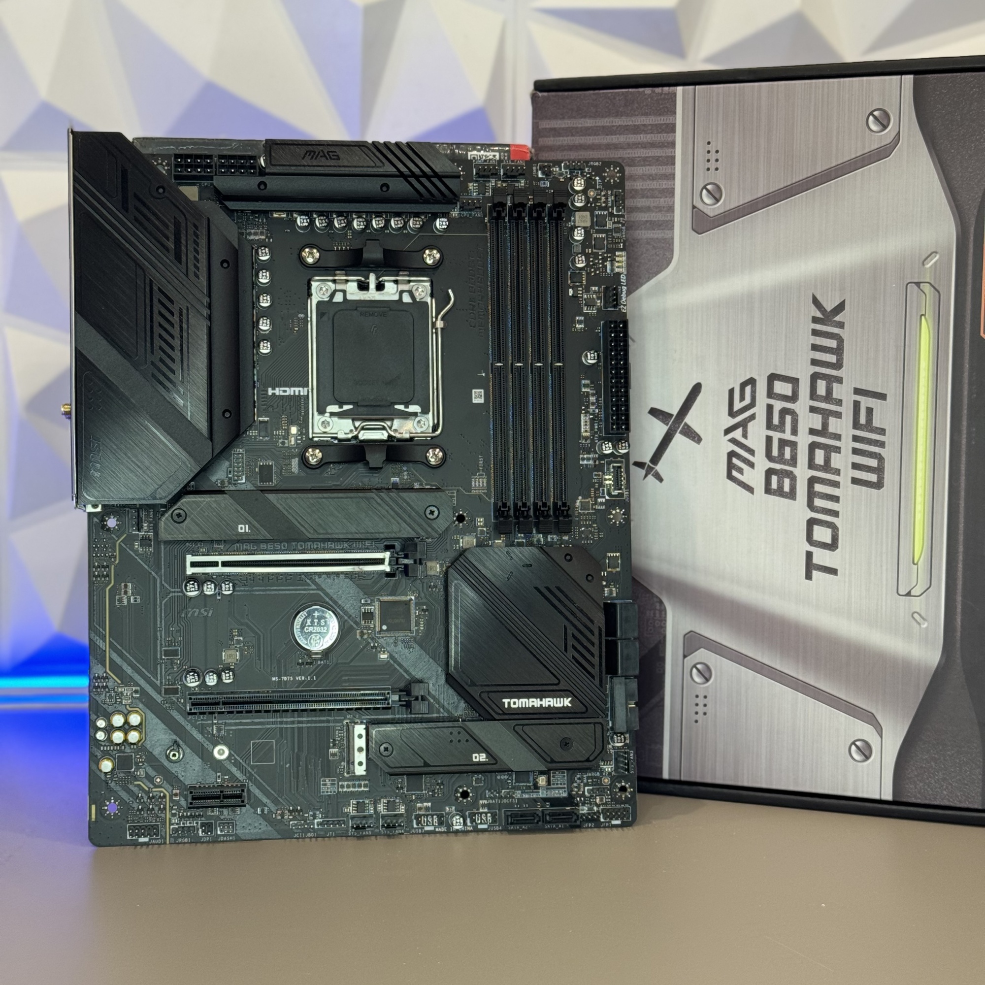 Материнская плата MSI MAG B650 TOMAHAWK WIFI SocketAM5 AMD B650 4xDDR5 ATX AC`97 8ch(7.1) 2.5Gg RAID