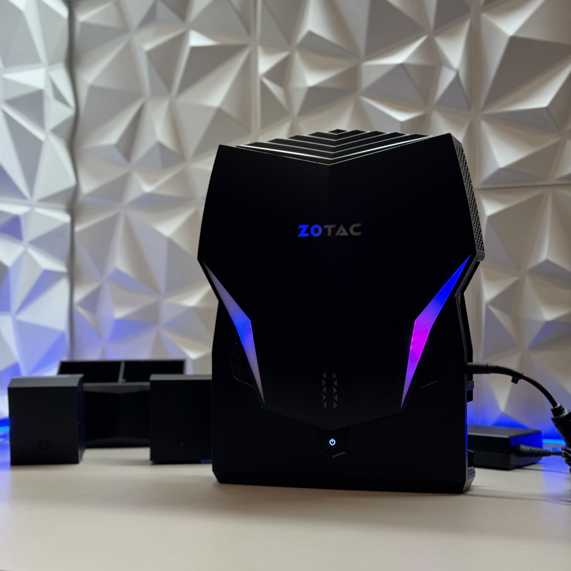 Портативный ПК Zotac ZBOX-VR7N72