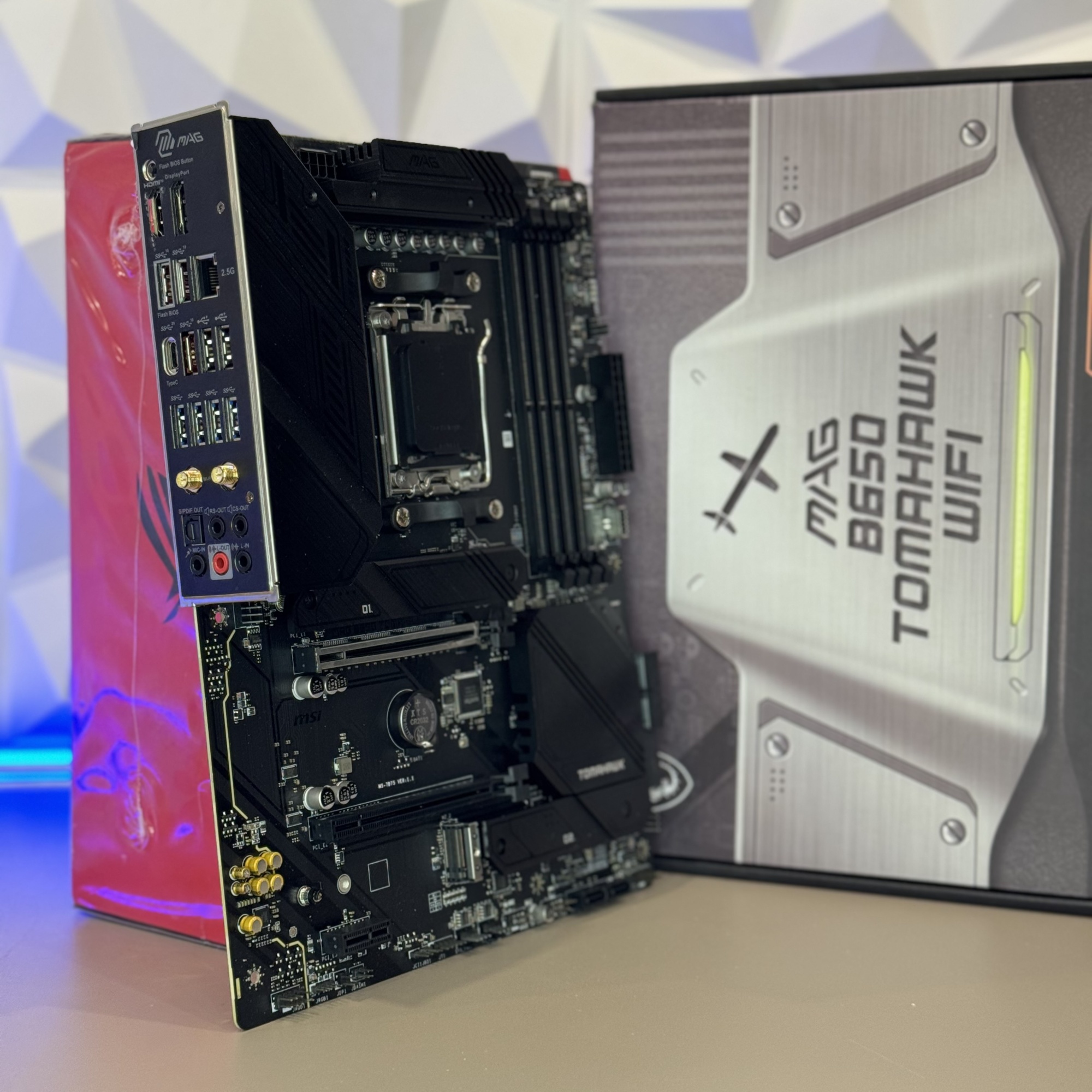 Материнская плата MSI MAG B650 TOMAHAWK WIFI SocketAM5 AMD B650 4xDDR5 ATX AC`97 8ch(7.1) 2.5Gg RAID