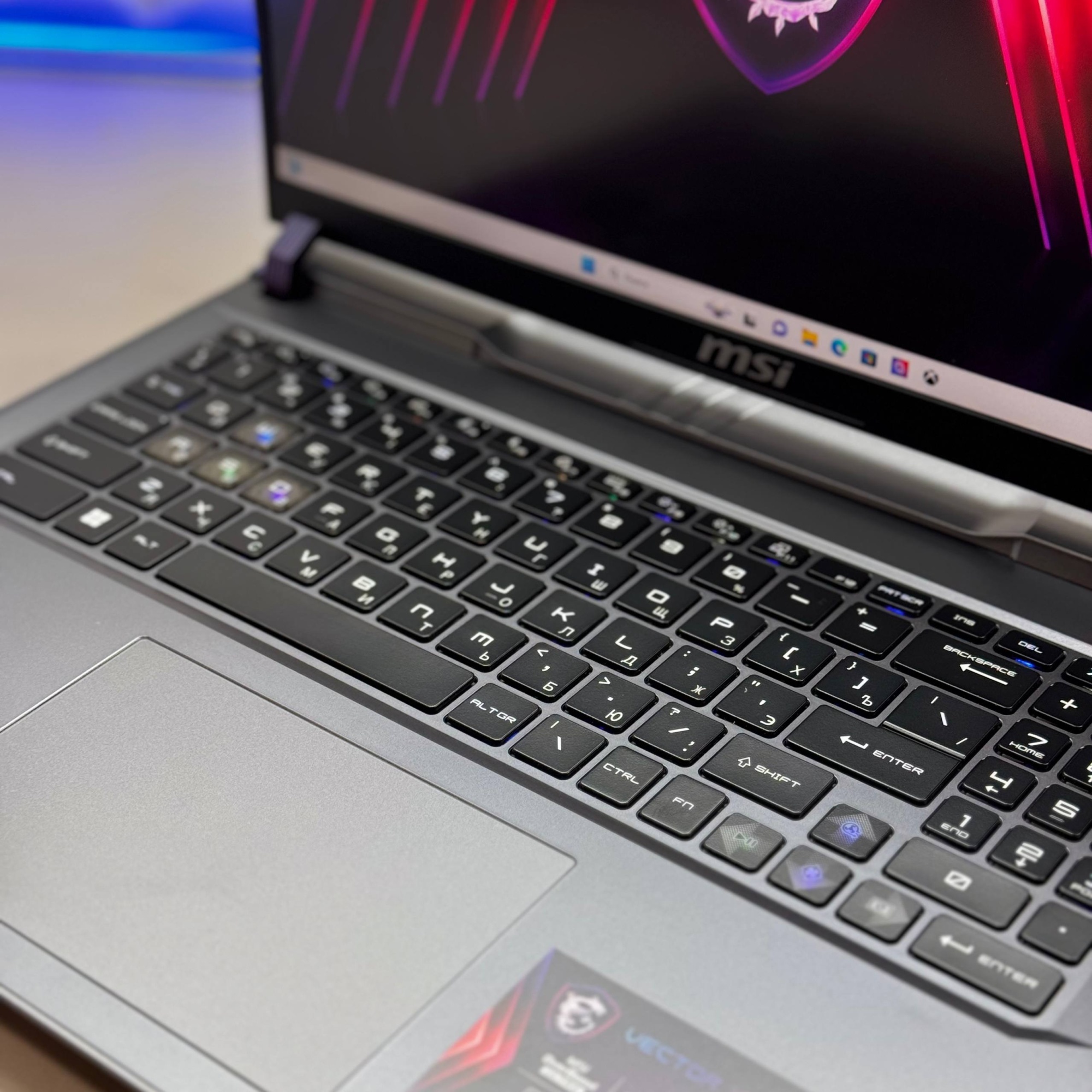 Ноутбук MSI Vector 16 HX A14VGG-283RU i9-14900HX/RTX 4070 8GB/8GB*2/1TB SSD/16 (240hz)