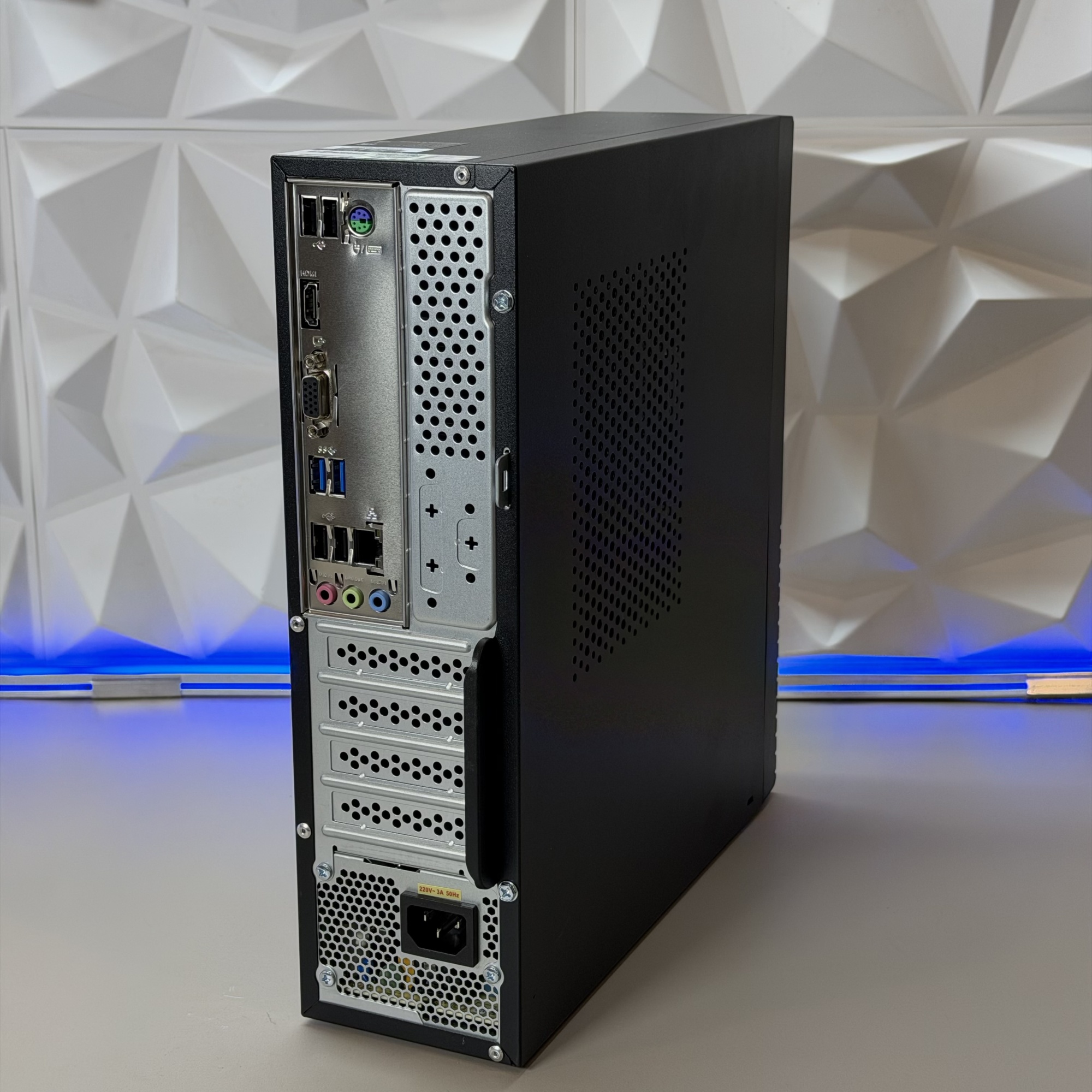 Системный блок IRU 310SC SFF i3 12100/16Gb DDR4/SSD256Gb UHDG 730/W11Pro/черный