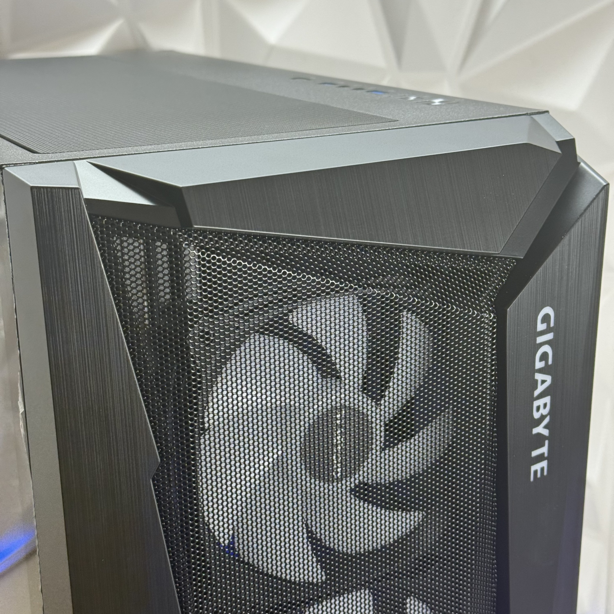 Корпус Gigabyte C301G черный без БП ATX 3x120mm 5x140mm 2xUSB3.0 audio bott PSU