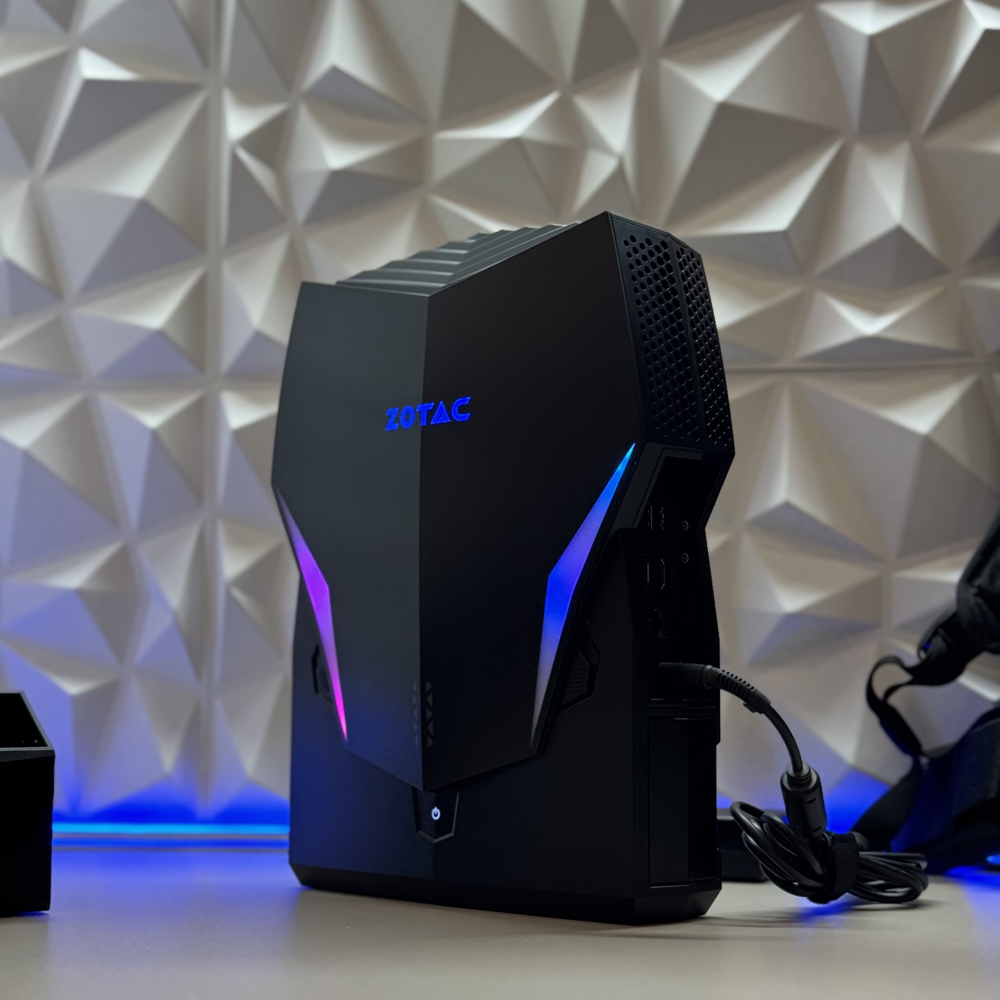 Портативный ПК Zotac ZBOX-VR7N72