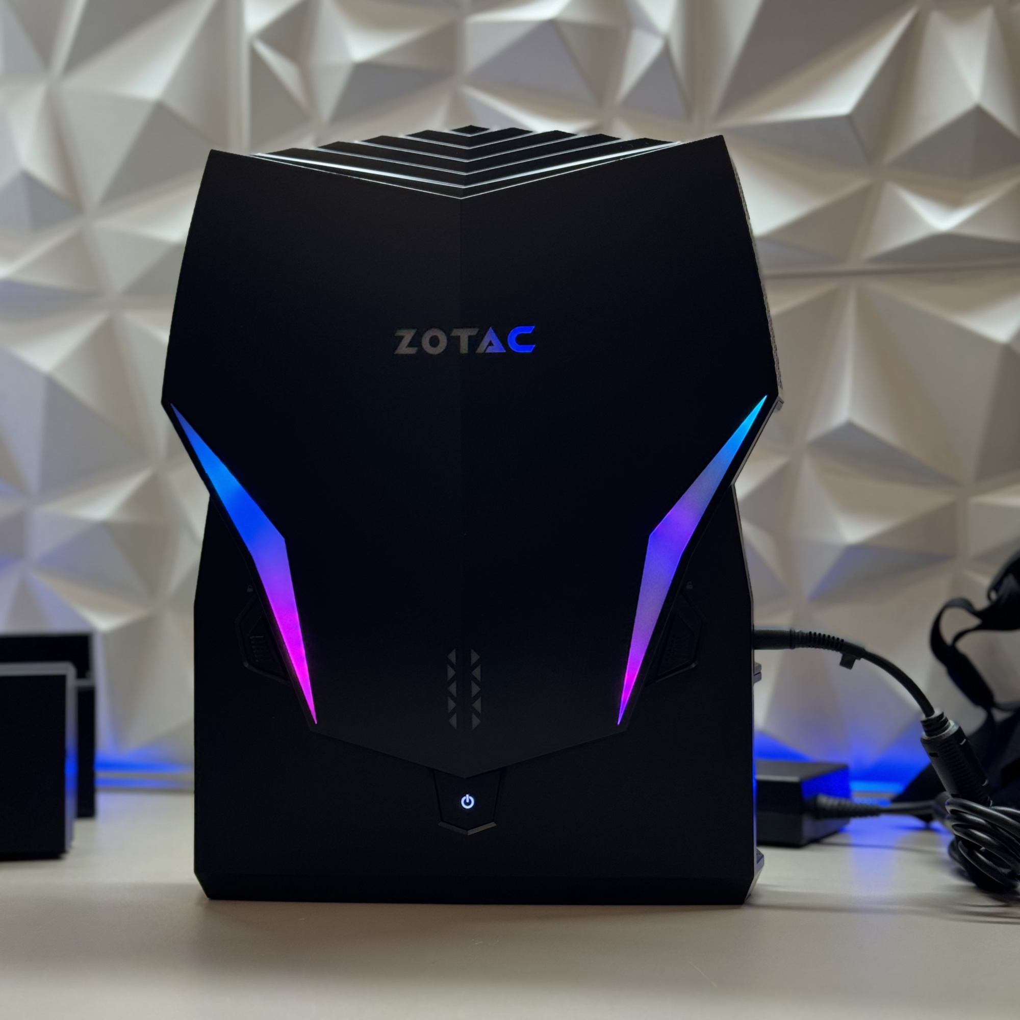 Портативный ПК Zotac ZBOX-VR7N72
