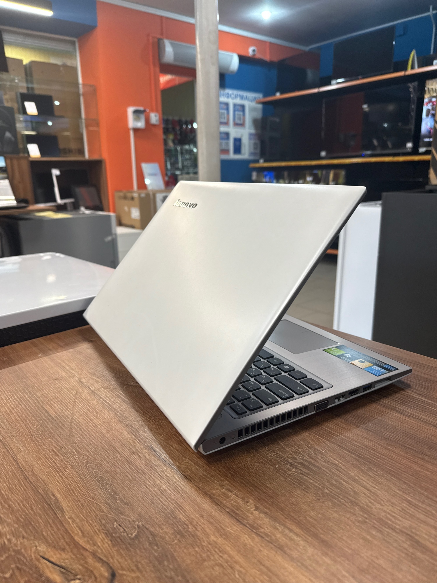 Ноутбук Lenovo Z500 Core i3-3120M 2.5GHzX2/6Gb DDR3/GT740M 2Gb/120Gb SSD/15.6"