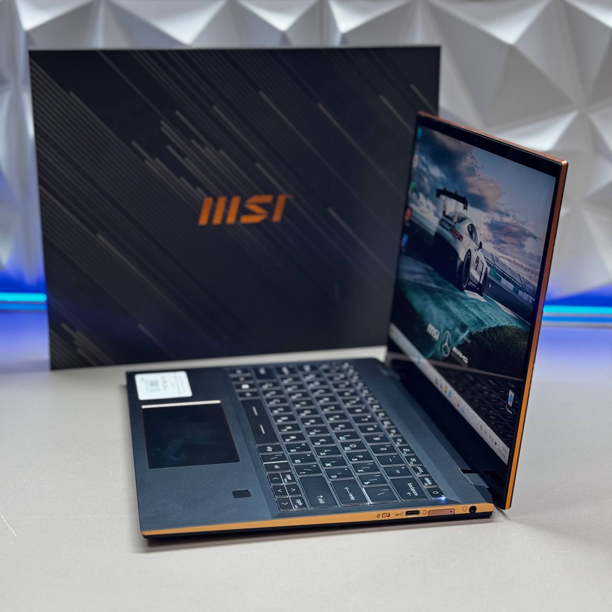 Ноутбук MSI Summit  A11MT i7-1185G7/16Gb DDR4/512Gb SSD/Iris XE/13.3"