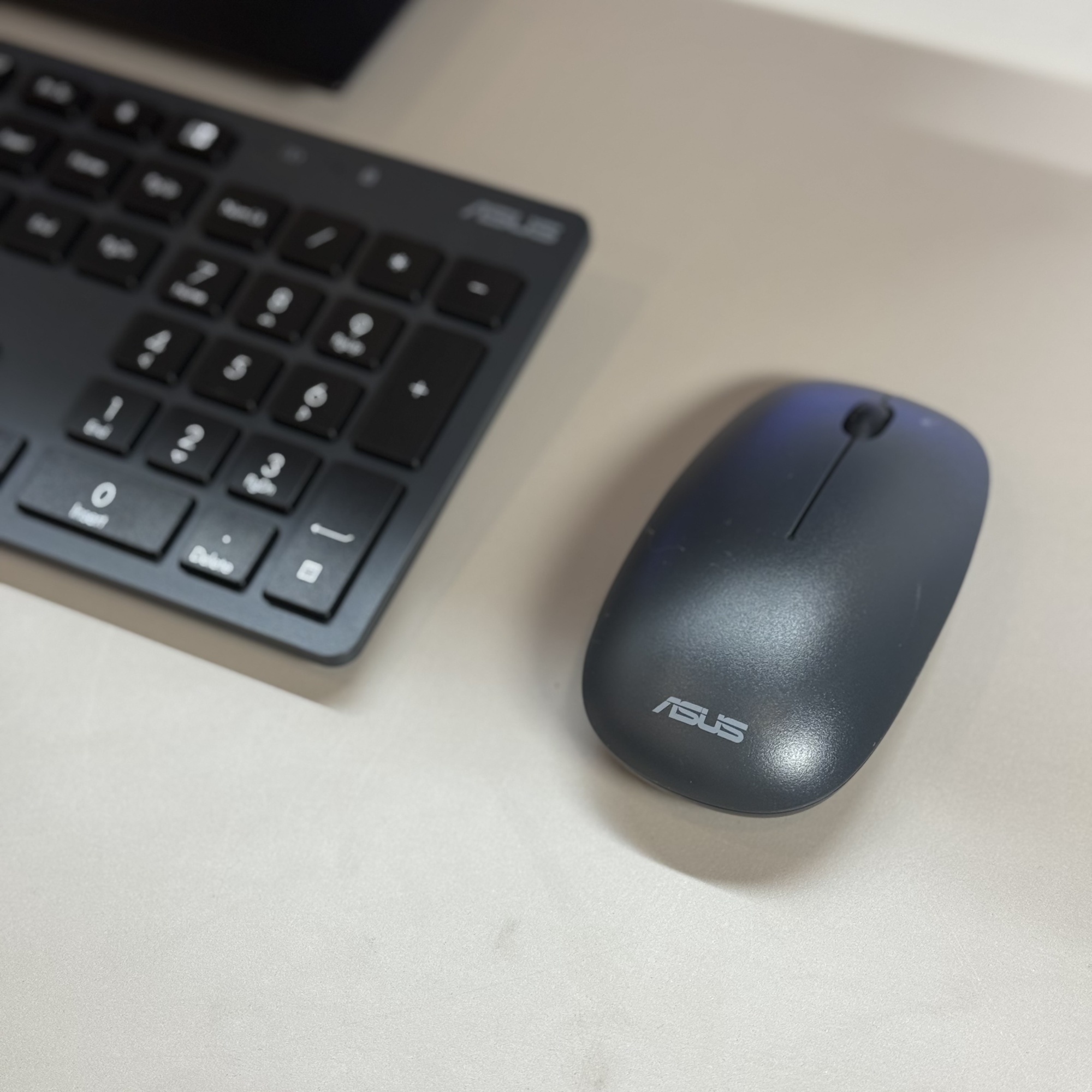 Моноблок Asus E5702WVAR-BPE0040 27" Full HD Core 5 120U/16Gb/SSD512Gb Graphics/CR/noOS/kb/m/черный