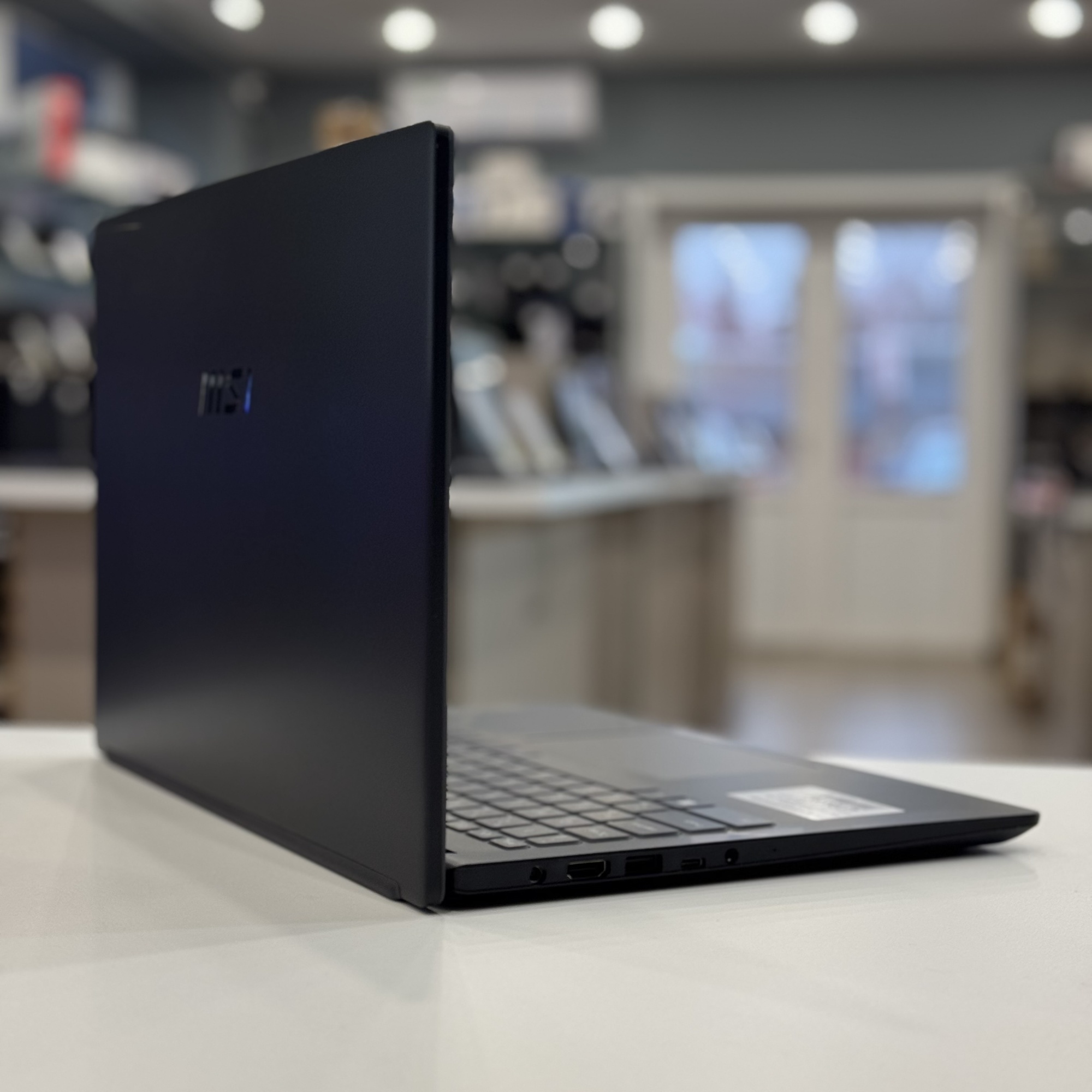 Ноутбук MSI Modern 15 B7M-255XRU