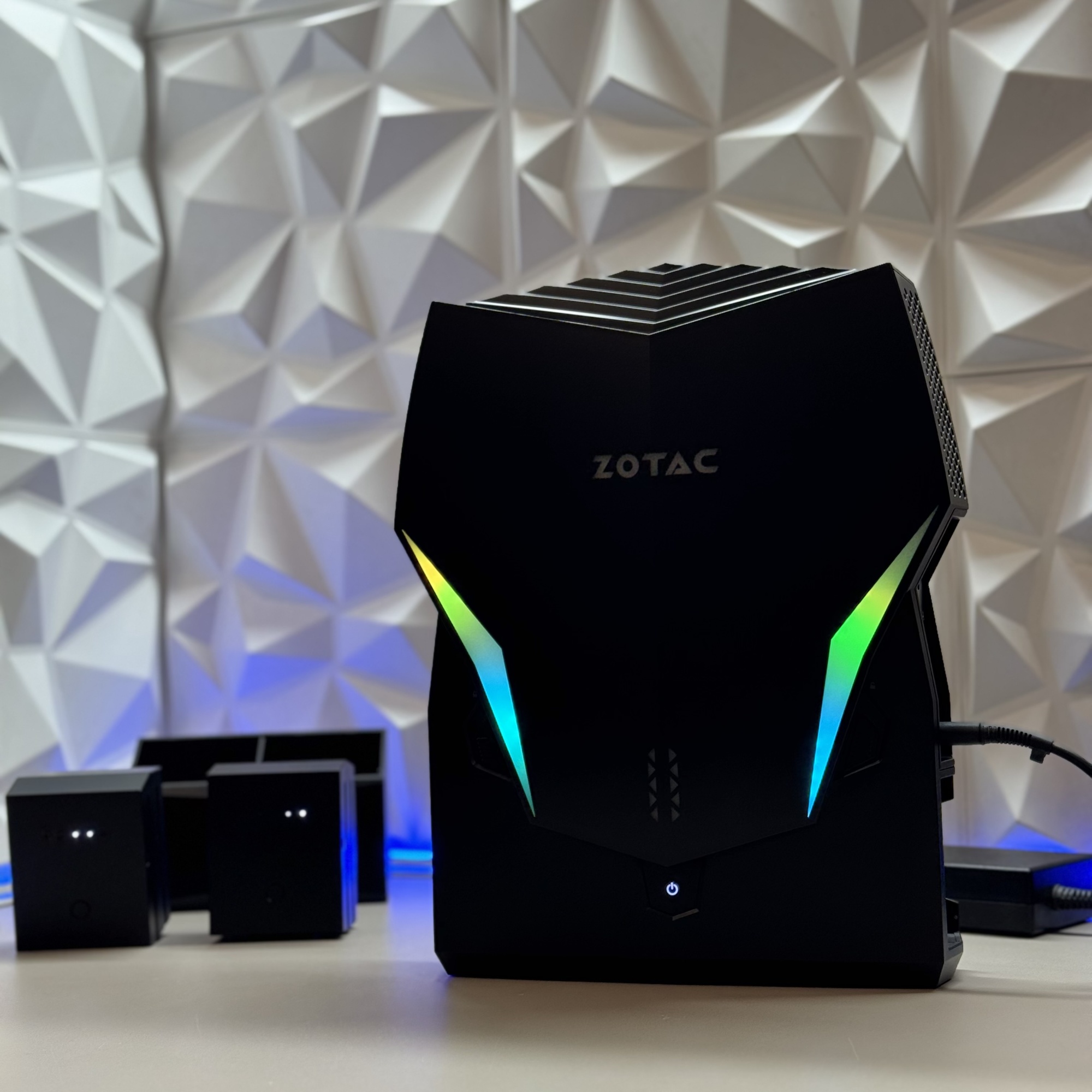 Портативный ПК Zotac ZBOX-VR7N72