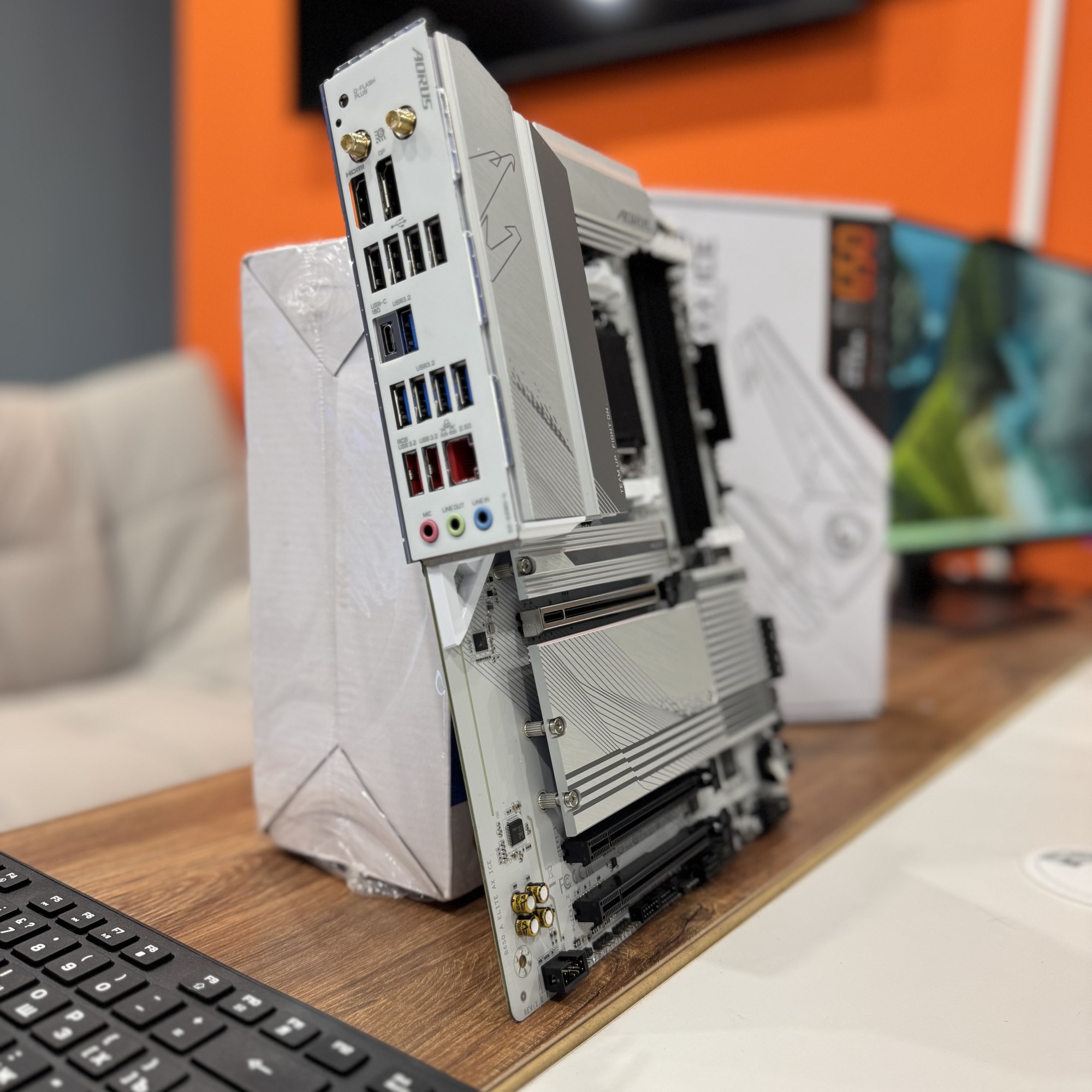 Материнская плата Gigabyte B650 A ELITE AX ICE SocketAM5 AMD B650 4xDDR5 ATX AC`97 8ch(7.1) 2.5Gg