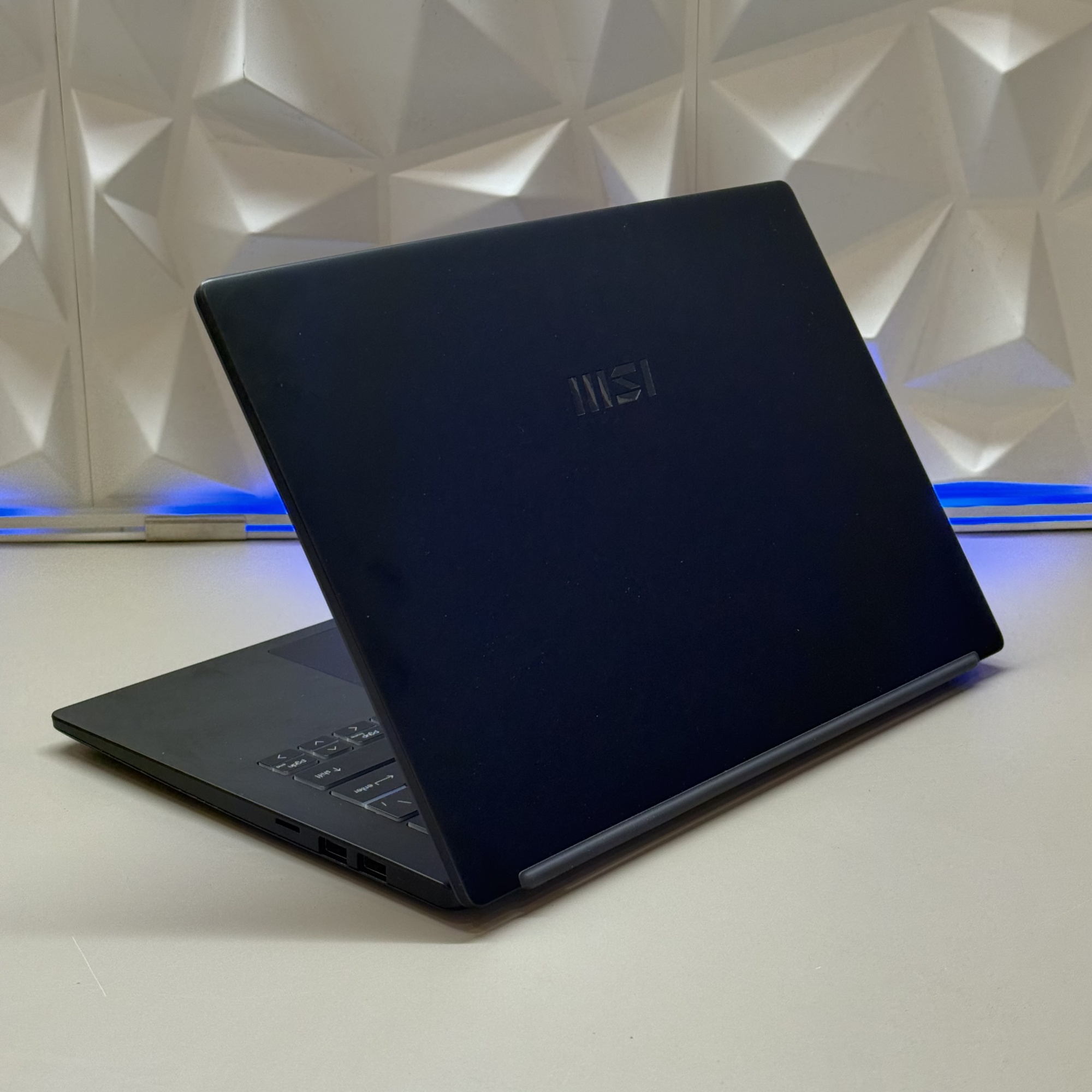 Ноутбук MSI Modern 14 C12M-232XRU