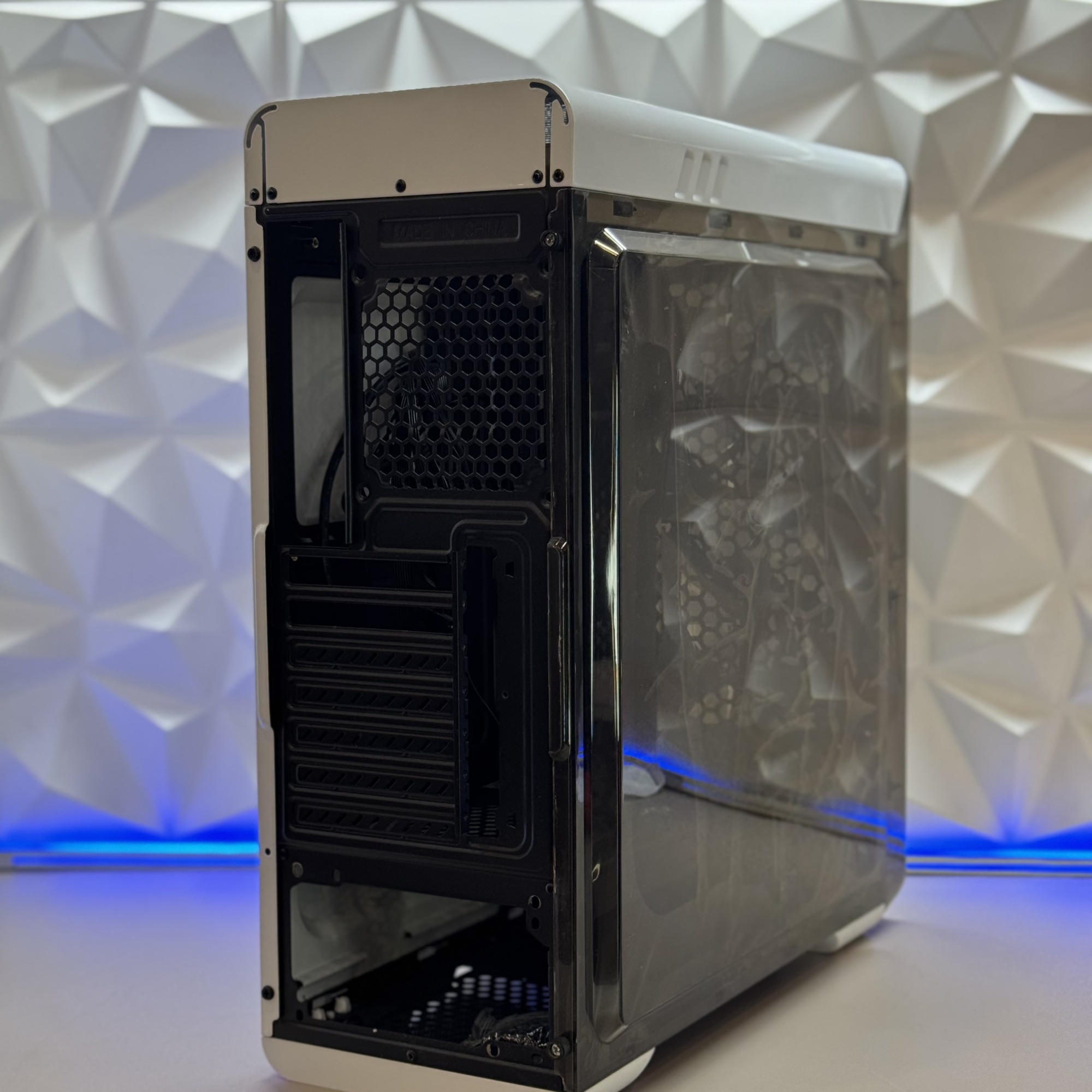 Корпус Hiper M11 FRGB-WT черный без БП ATX 2x120mm 1xUSB2.0 1xUSB3.0 audio bott PSU