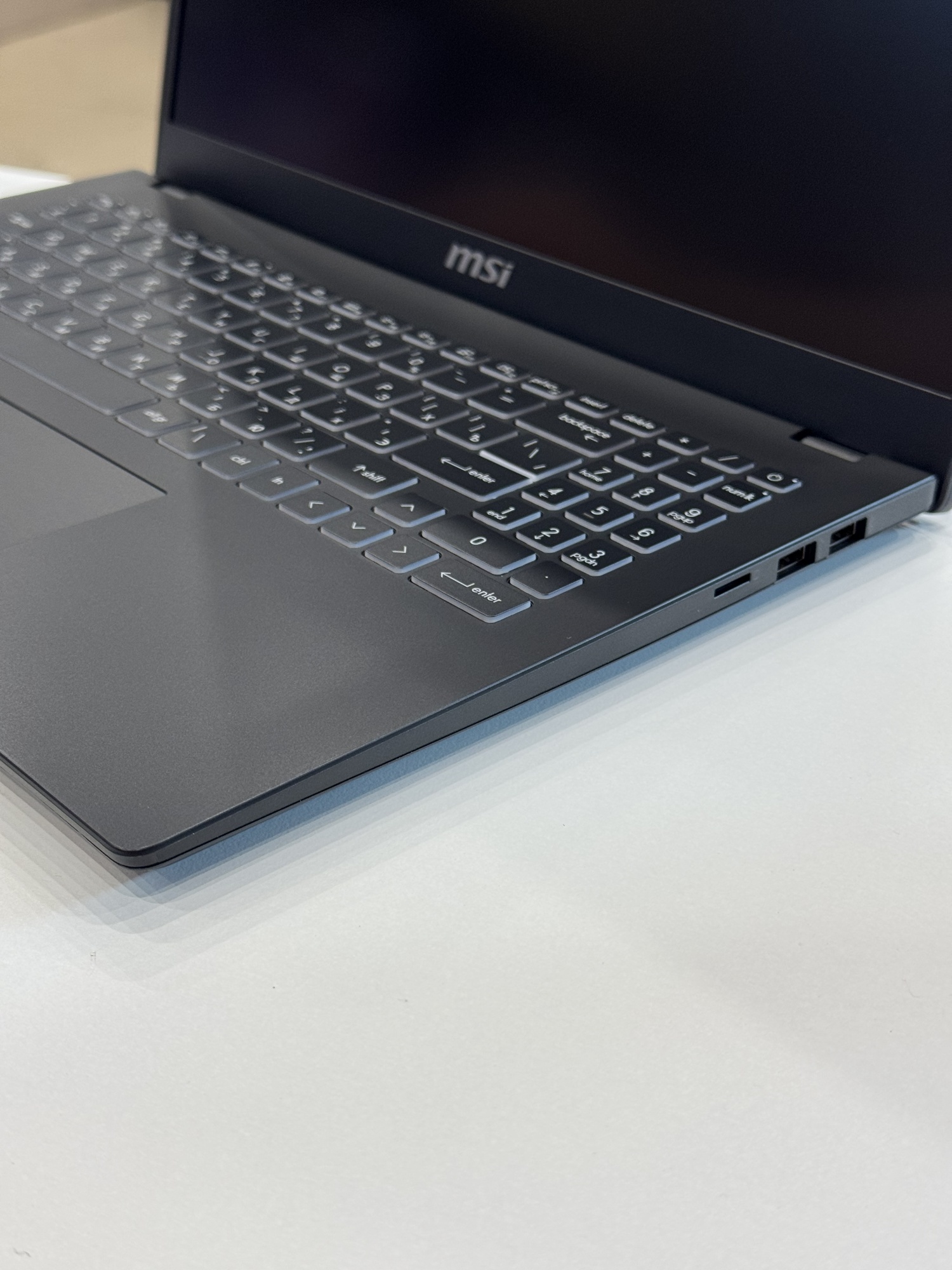 Ноутбук MSI Modern 15 B12M-211RU