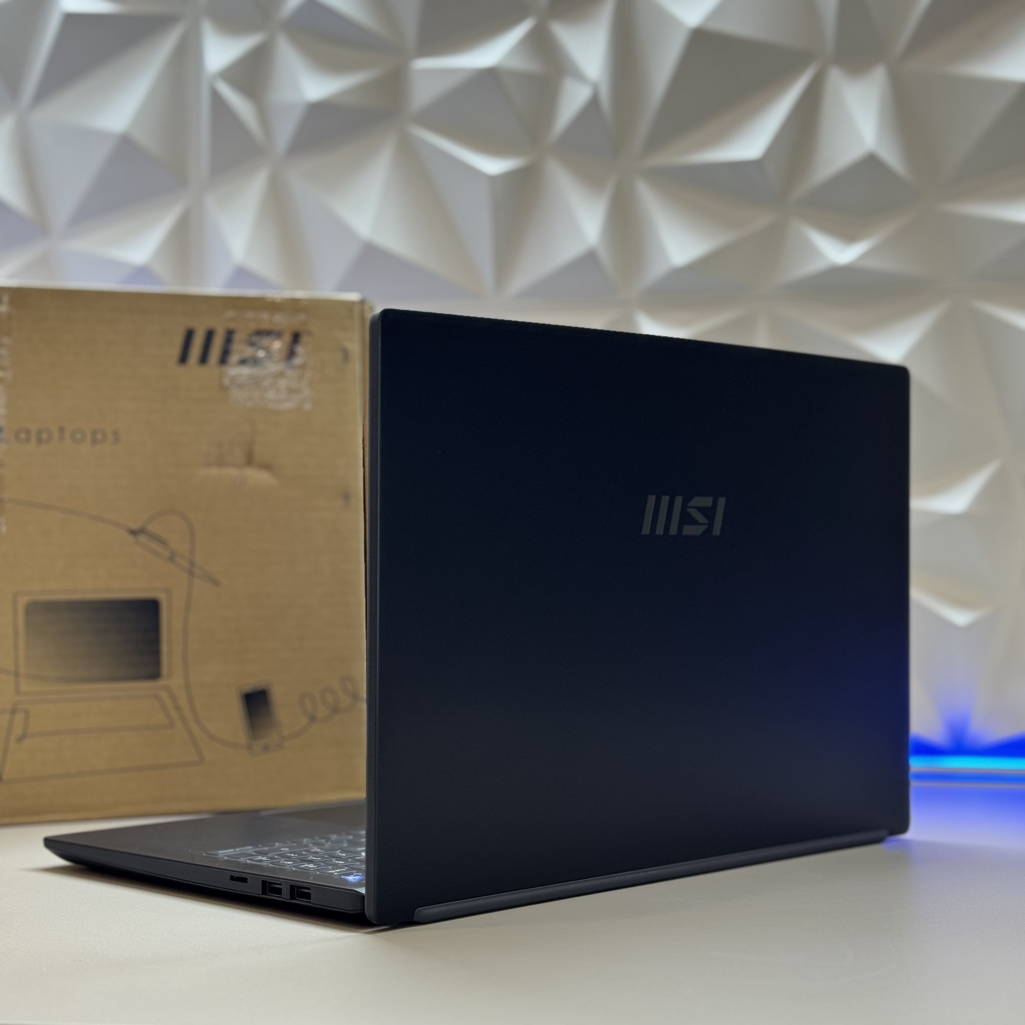 Ноутбук MSI Modern 15 B7M-244RU